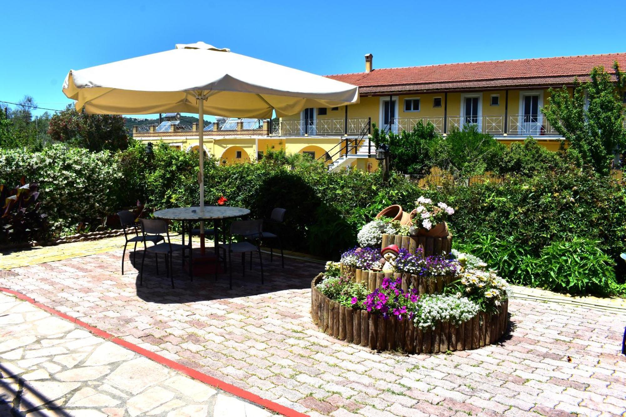 Kostas Apartments & Studios Агиос-Георгиос-Пагон Экстерьер фото